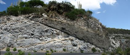 Discordance angulaire de dépôts volcaniques sur des calcaires du Crétacé, Mexique..jpg.jpg